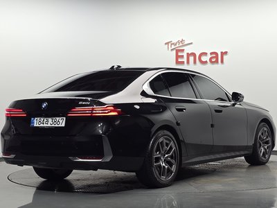 2025 BMW 5 SERIES 照片 2