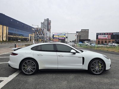 PORSCHE PANAMERA - 8