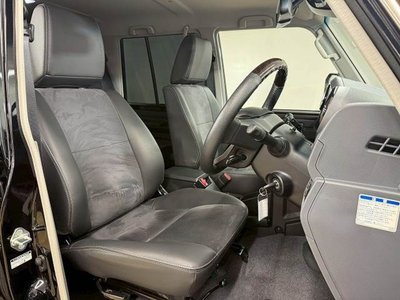 TOYOTA LAND CRUISER 70 - 5