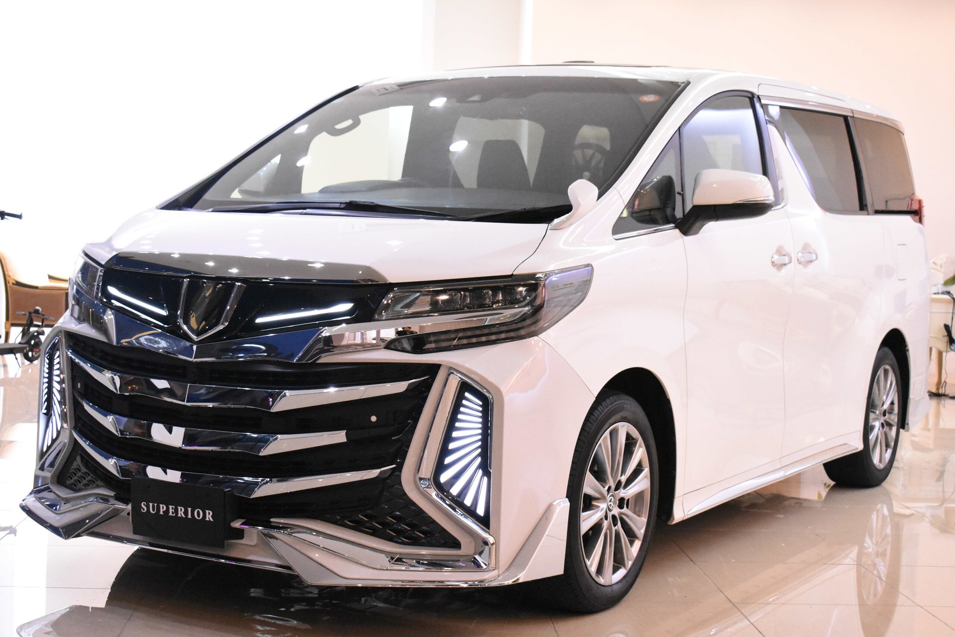 TOYOTA ALPHARD - View 1