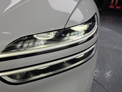 صورة 9 لـ 2023 Genesis GV70