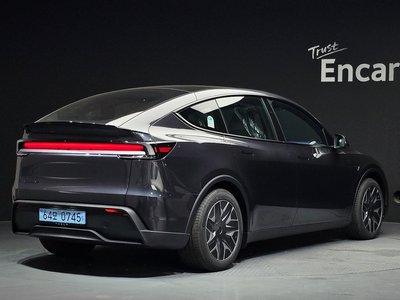 TESLA MODEL Y - 3