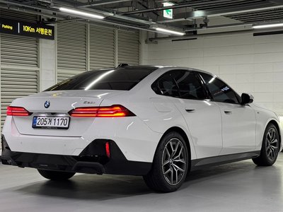 2025 BMW 5 SERIES 照片 2