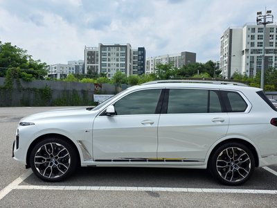 2025 BMW X7 thumbnail 11