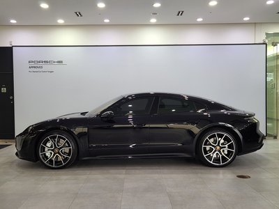 PORSCHE TAYCAN - 7