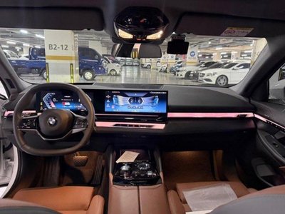 2025 BMW 5 SERIES — фото 6