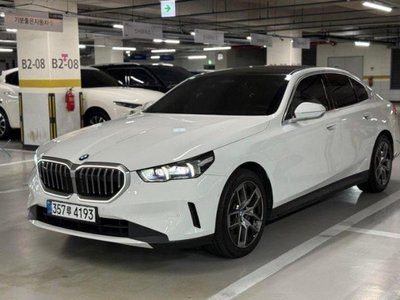 2025 BMW 5 SERIES — фото 1