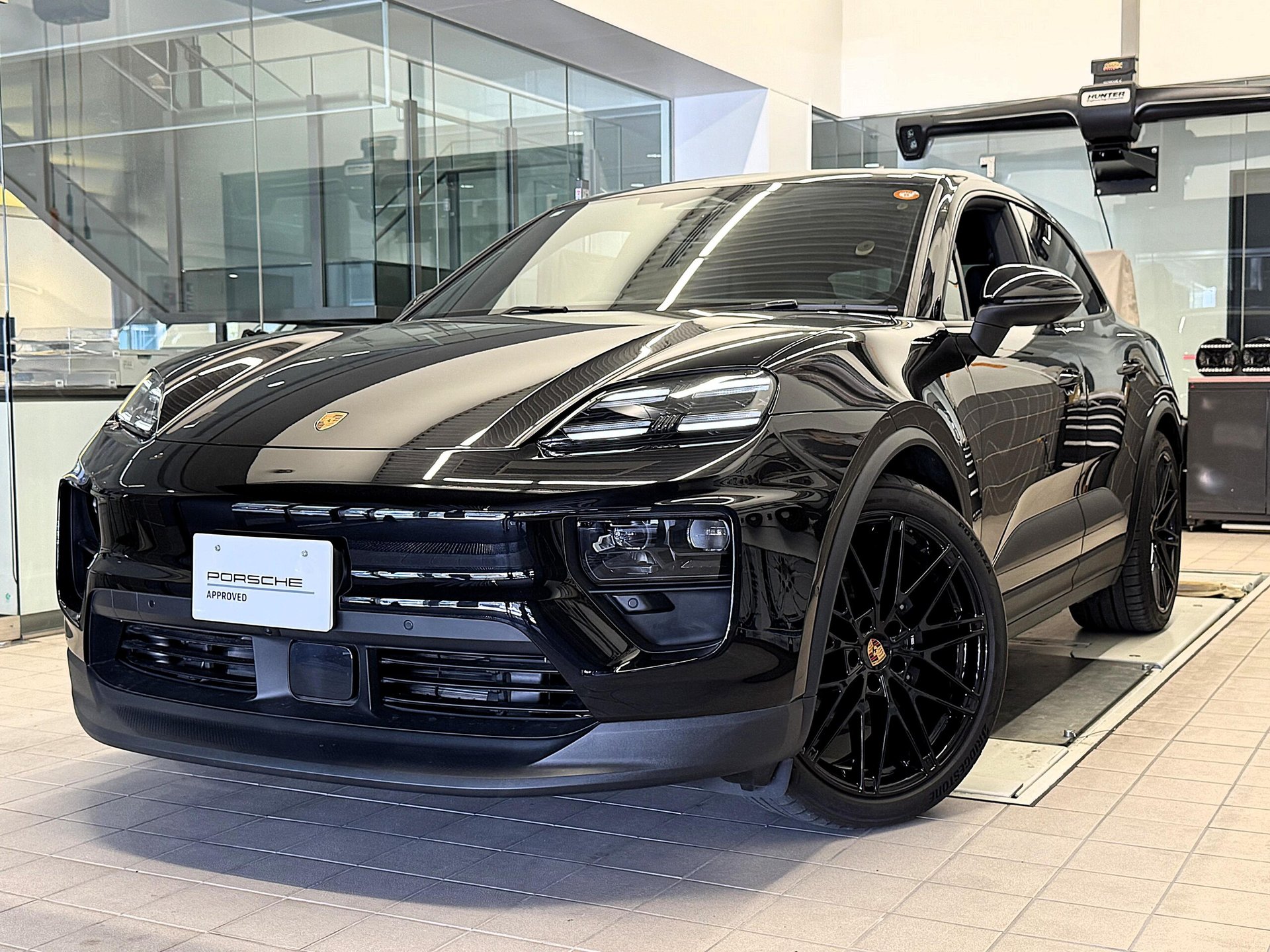 PORSCHE MACAN - View 1