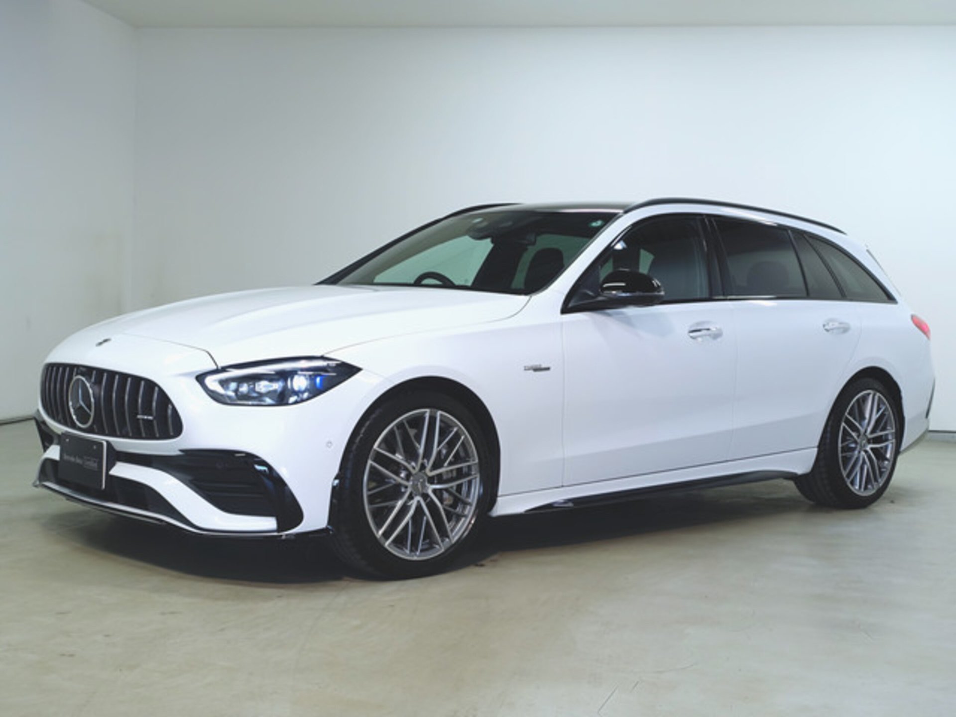 MERCEDES-BENZ C-CLASS WAGON AMG - View 1