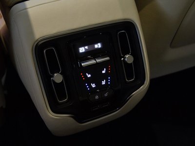 صورة 21 لـ 2021 Aston Martin DBX