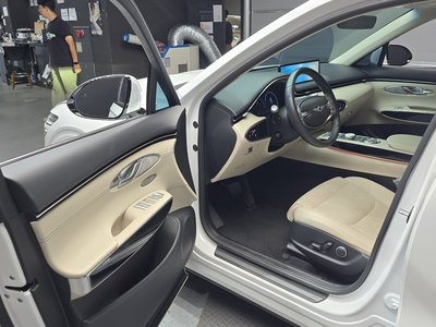 2022 Genesis GV70 thumbnail 13