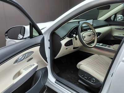 2023 Genesis GV70 thumbnail 13