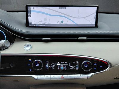 2023 Genesis GV70 thumbnail 19