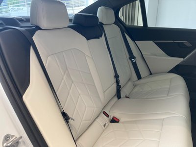2025 BMW 5 SERIES — миниатюра 15