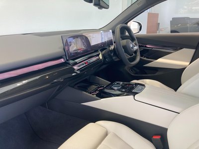 2025 BMW 5 SERIES — миниатюра 13