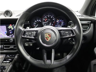 PORSCHE MACAN - 10
