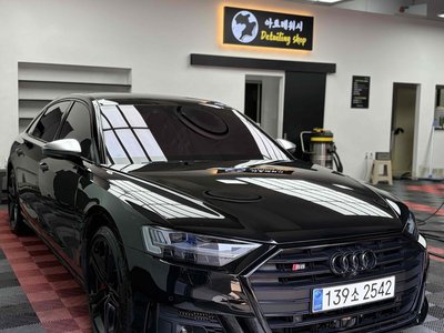 2022 AUDI S8 photo 3