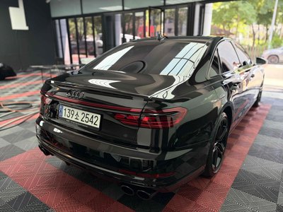 2022 AUDI S8 photo 4