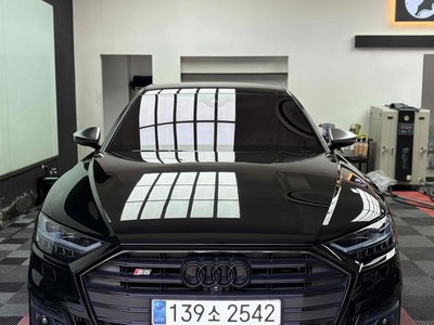 2022 AUDI S8 photo 2