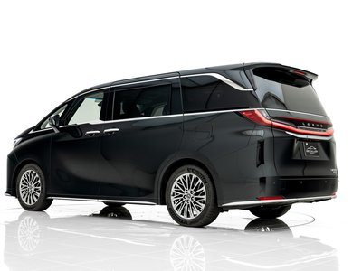 LEXUS LM - 4