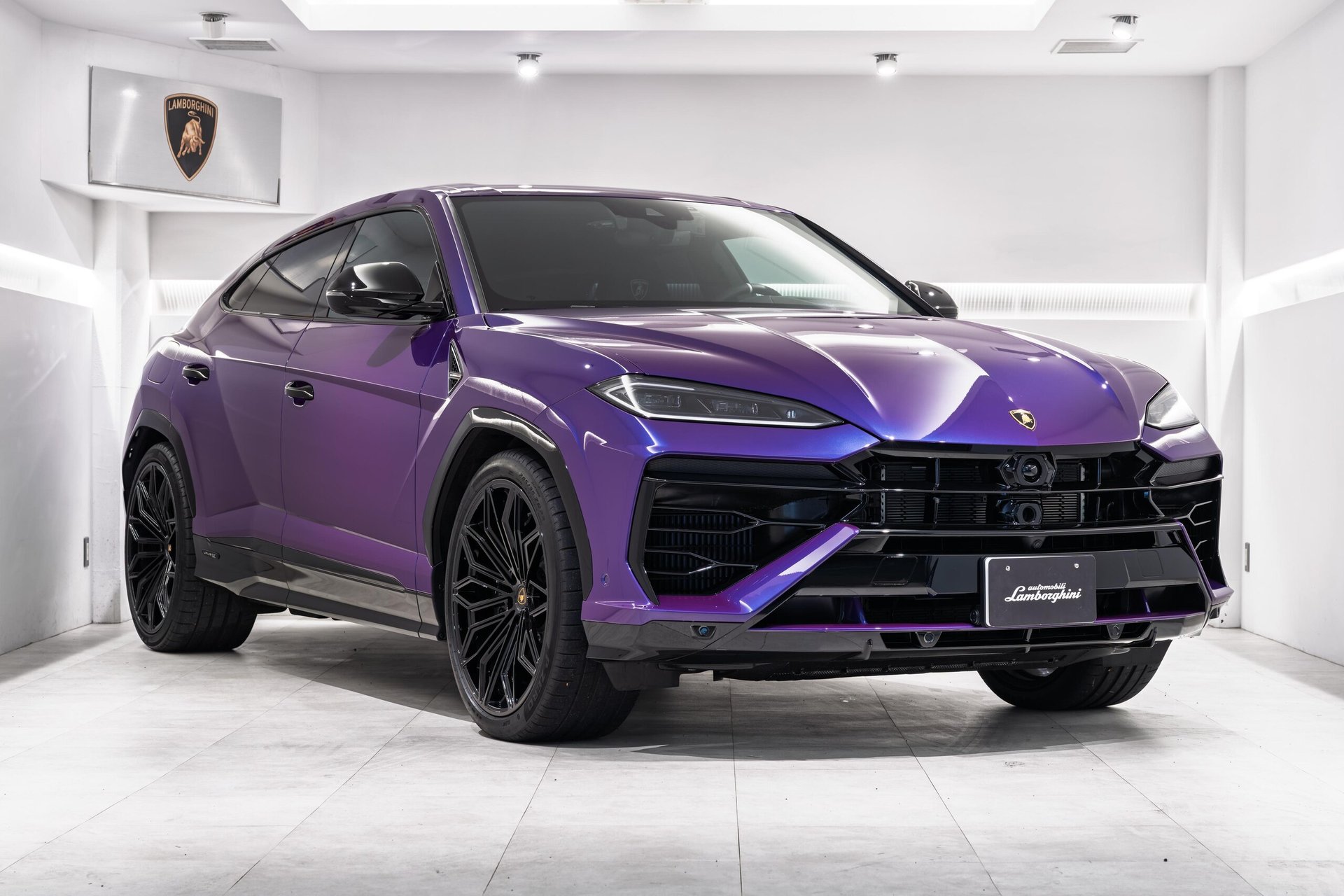 LAMBORGHINI URUS - View 1