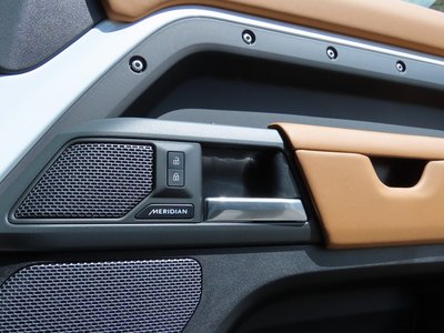 LAND ROVER DEFENDER - 9