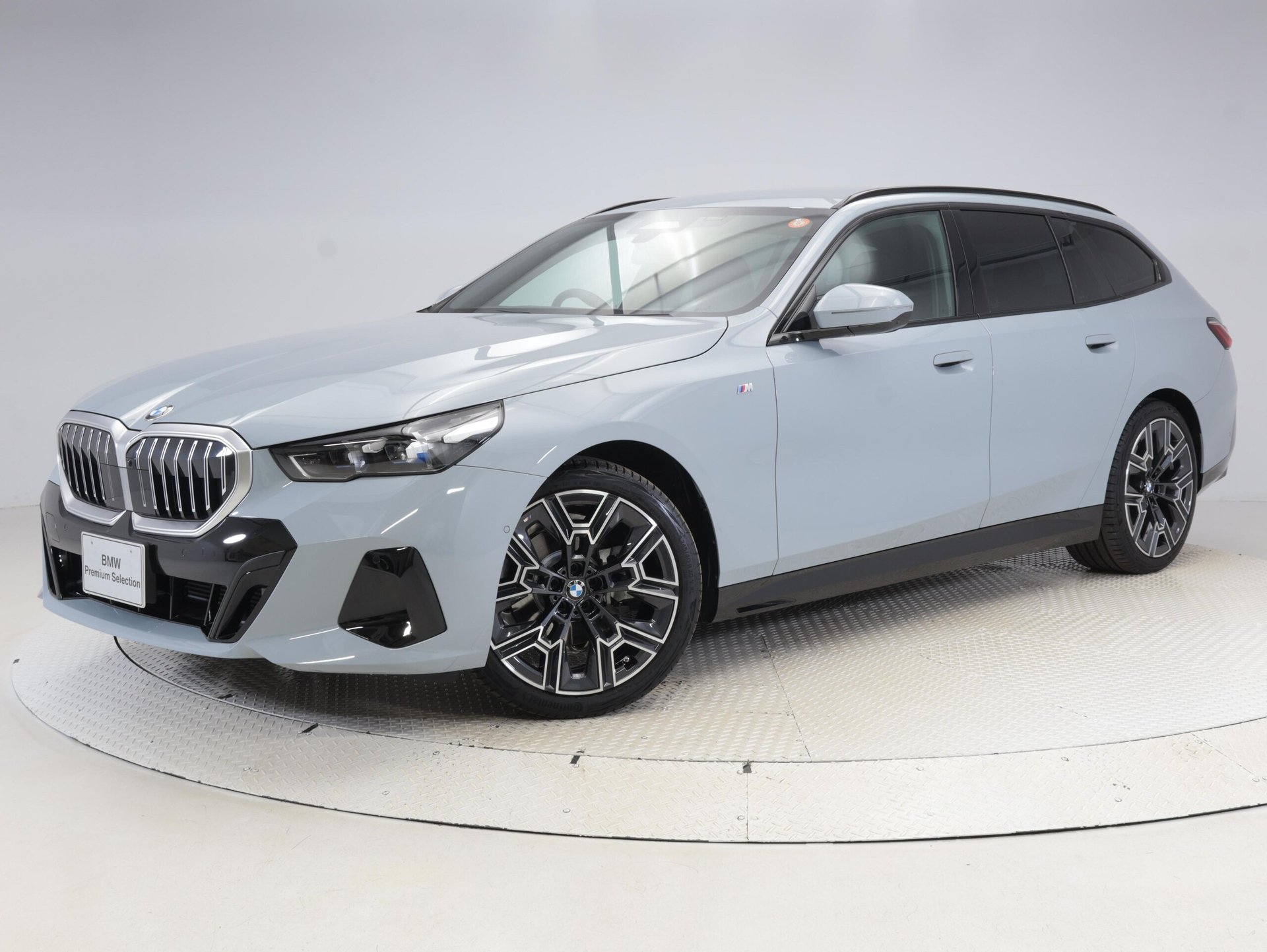 BMW 5 SERIES TOURING - View 1