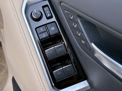 صورة مصغرة 119 لـ 2023 Toyota LAND CRUISER 300