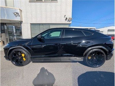 LAMBORGHINI URUS - 5