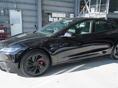 TESLA MODEL 3 - 3