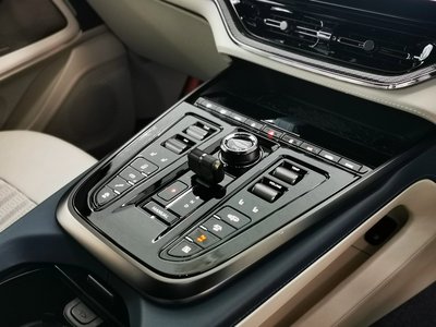 صورة 15 لـ 2024 Aston Martin DBX