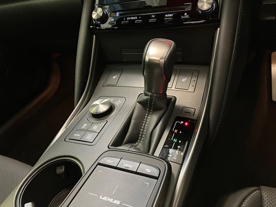 2025 Lexus IS — миниатюра 17