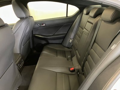 2025 Lexus IS — миниатюра 16