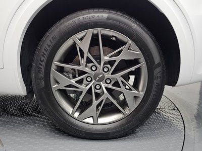 صورة 8 لـ 2023 Genesis GV70