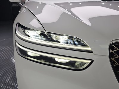 صورة 9 لـ 2023 Genesis GV70