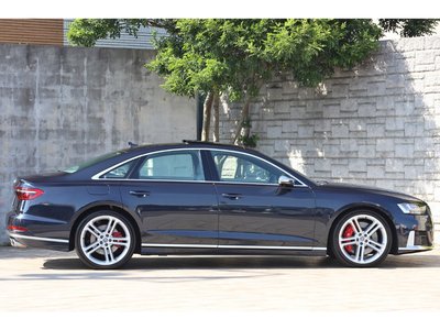 AUDI S8 - 8