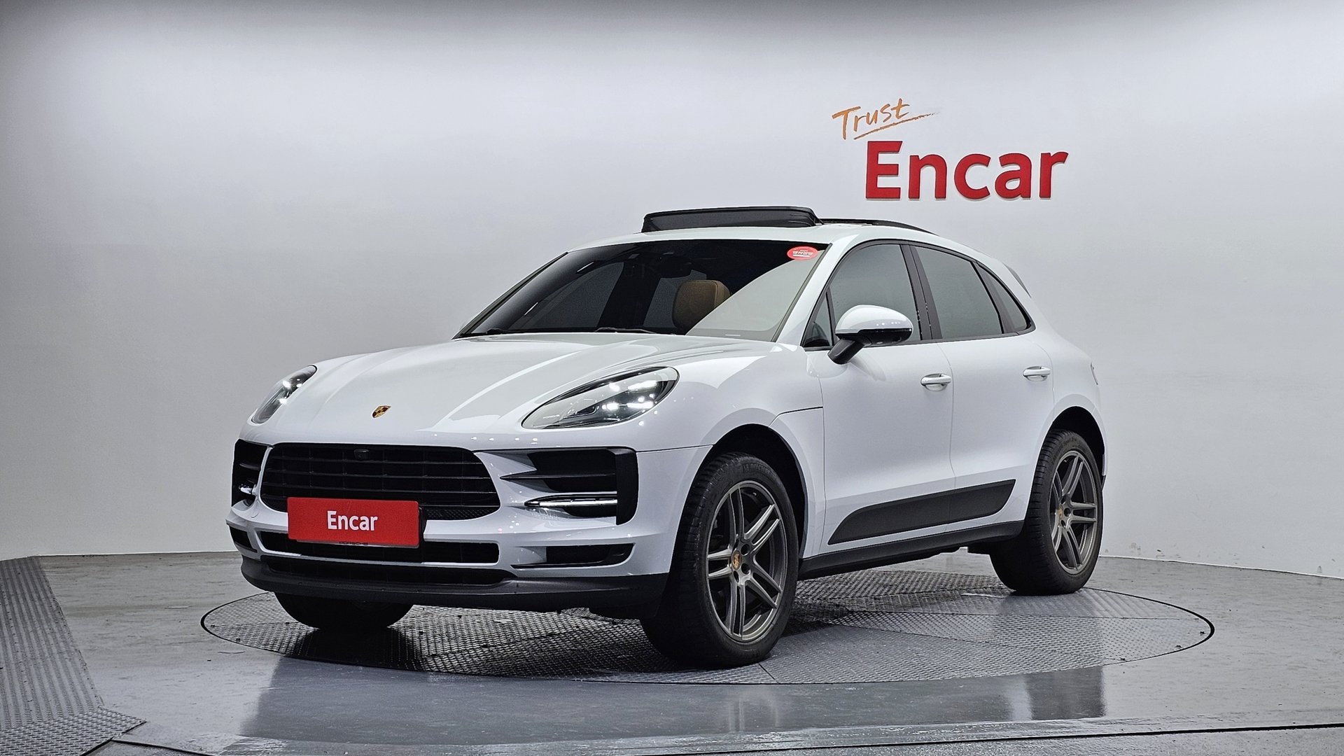 PORSCHE MACAN - View 1
