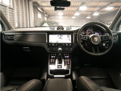 PORSCHE MACAN - 9