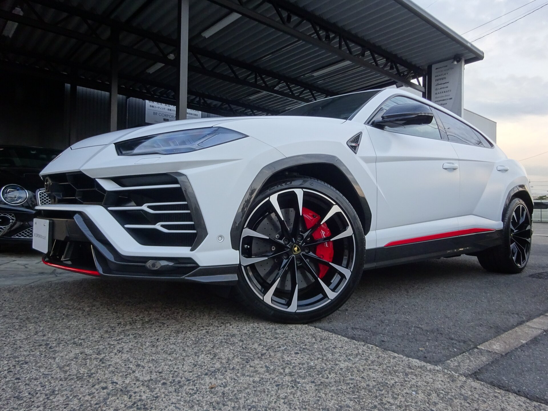 LAMBORGHINI URUS - View 1
