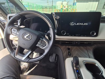 LEXUS LM - 7