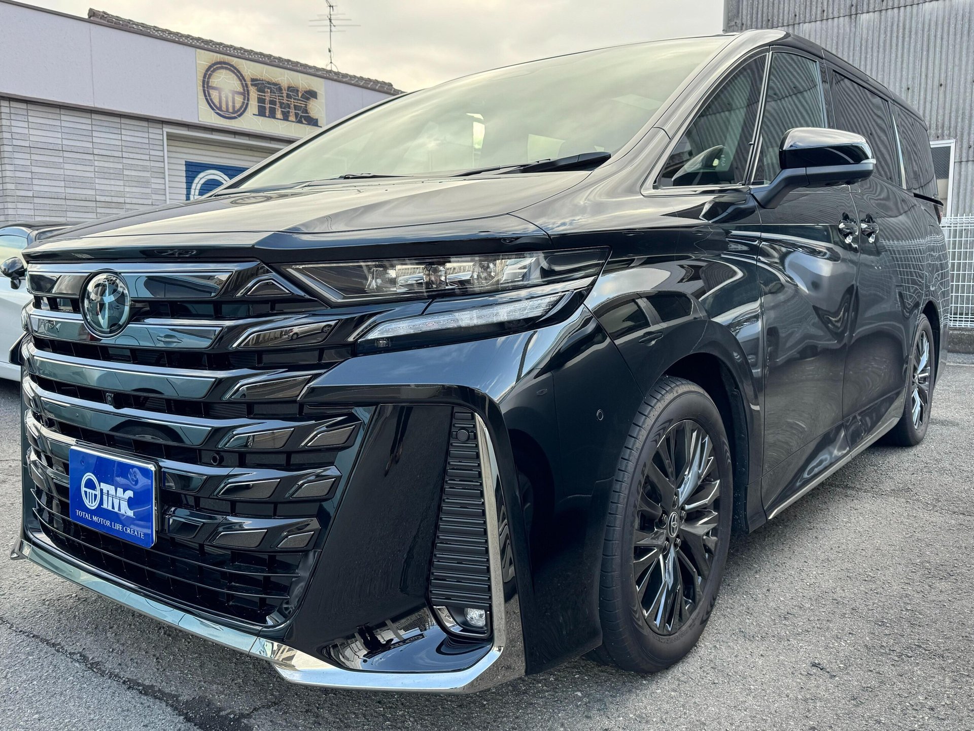 TOYOTA VELLFIRE - View 1