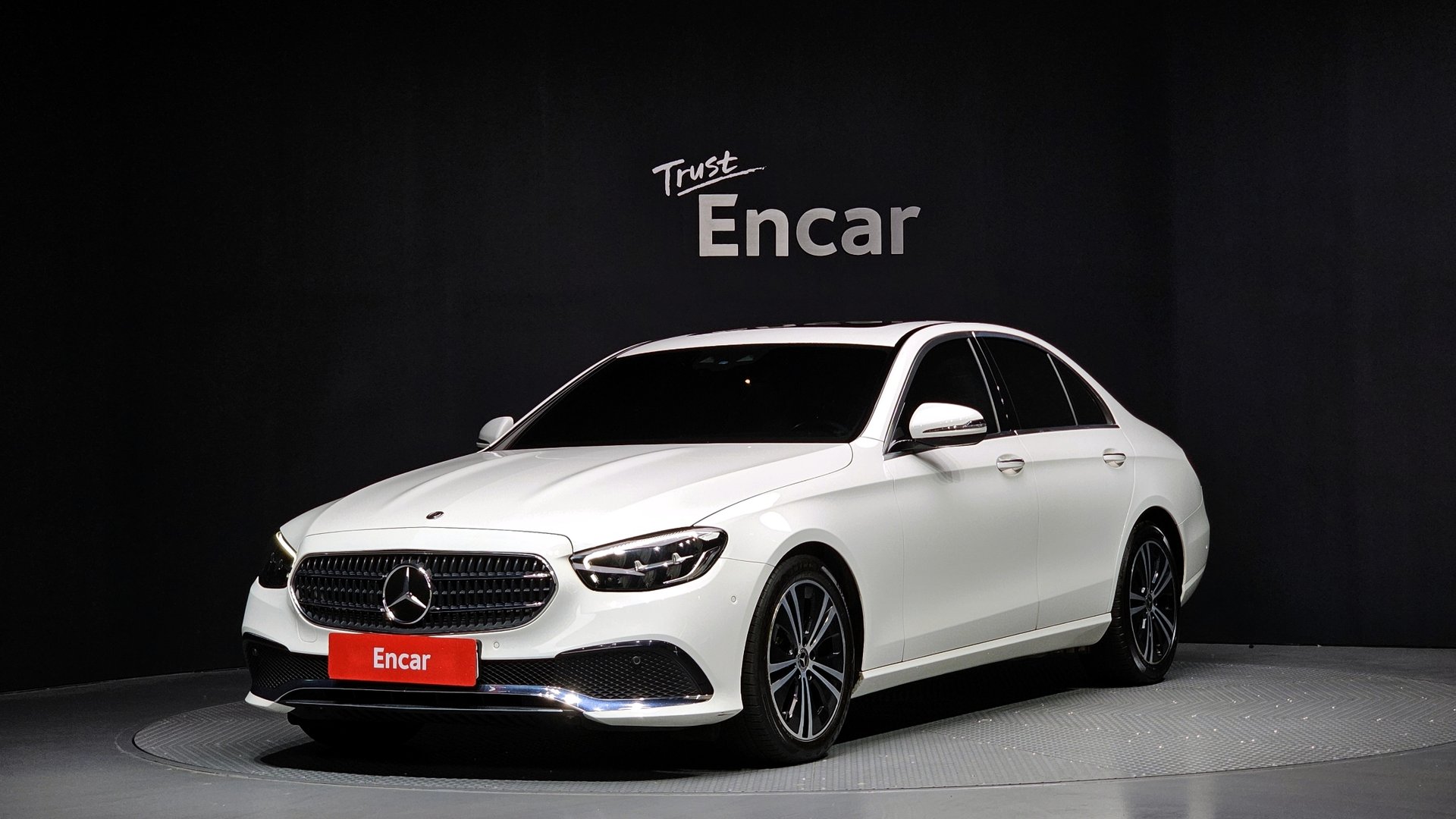 MERCEDES-BENZ E-CLASS - View 1