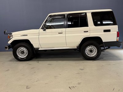 TOYOTA LAND CRUISER 70 - 6