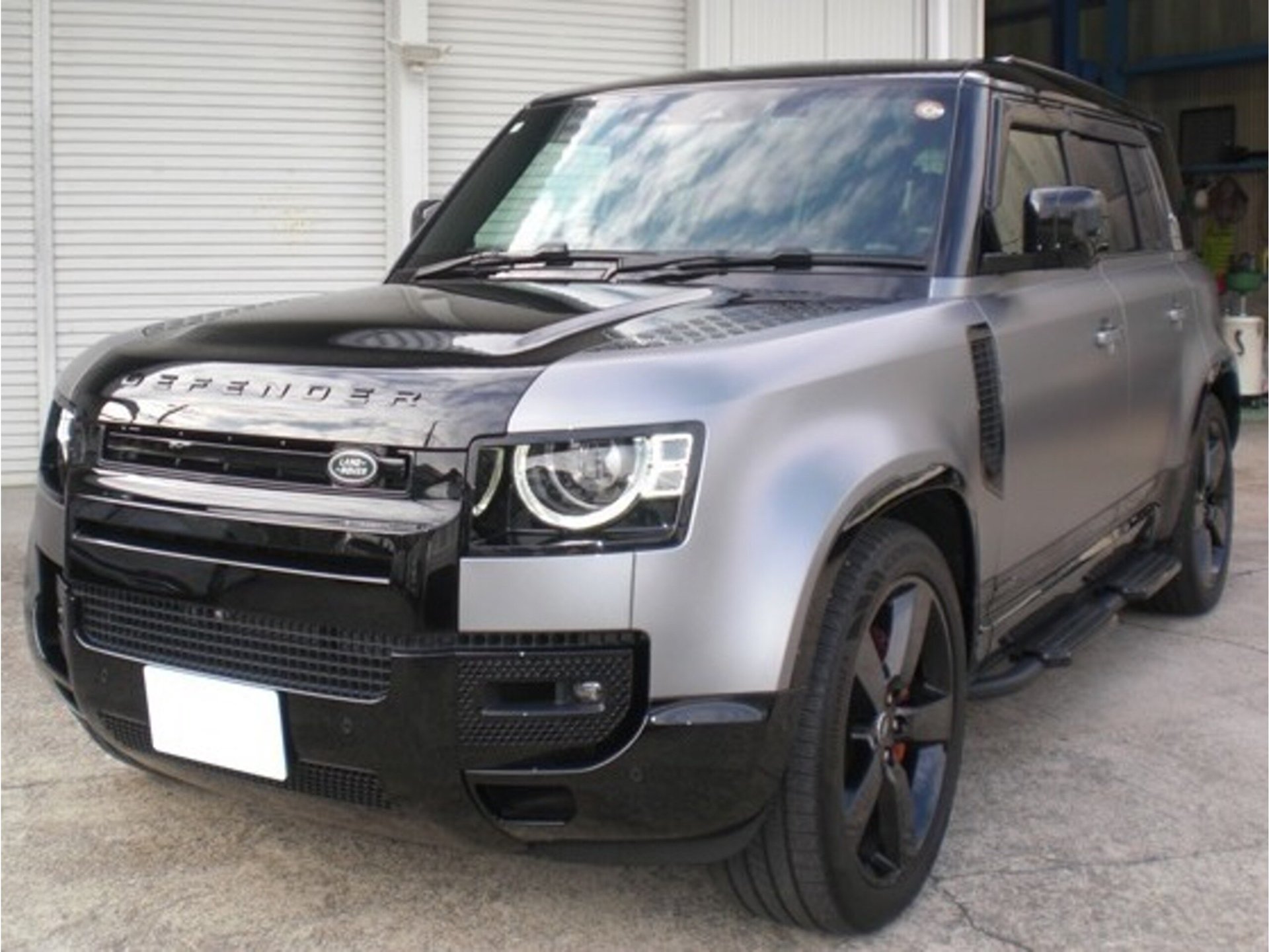 LAND ROVER DEFENDER - View 1