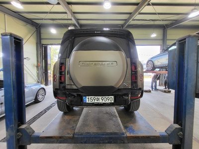 LAND ROVER DEFENDER - 2
