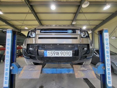LAND ROVER DEFENDER - 1