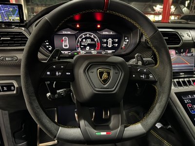 LAMBORGHINI URUS - 4