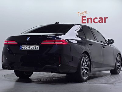 2023 BMW 5 SERIES photo 3