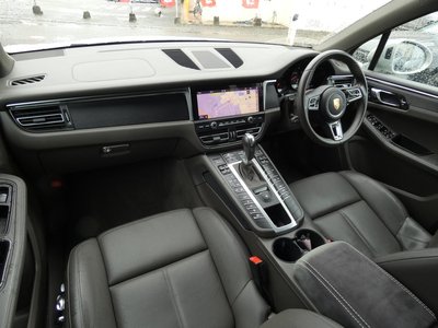 PORSCHE MACAN - 10