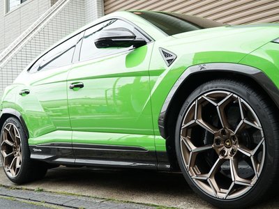 LAMBORGHINI URUS - 4